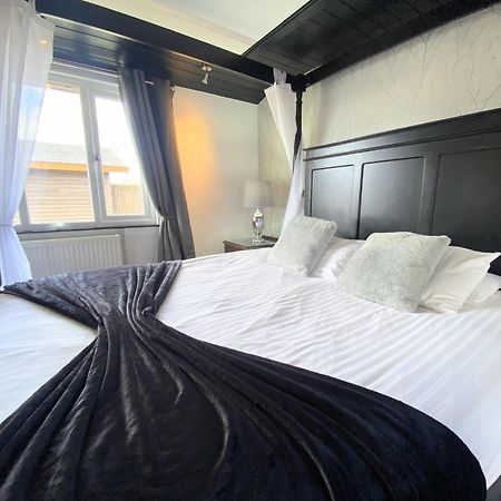 Ochil 9 With Private Hot Tub - Fife - Loch Leven - Lomond Hills - Pet Friendly Villa Kelty ภายนอก รูปภาพ