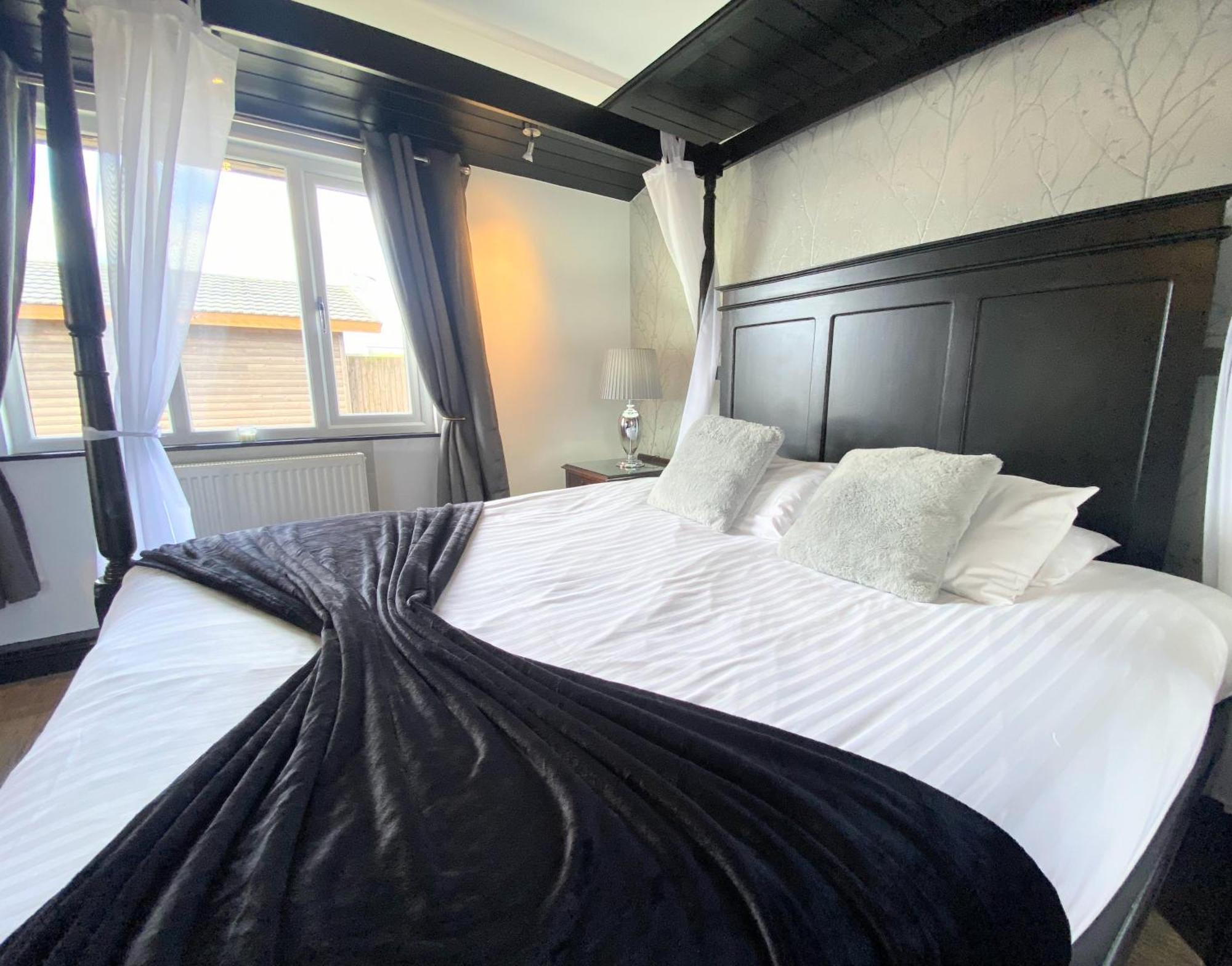 Ochil 9 With Private Hot Tub - Fife - Loch Leven - Lomond Hills - Pet Friendly Villa Kelty ภายนอก รูปภาพ