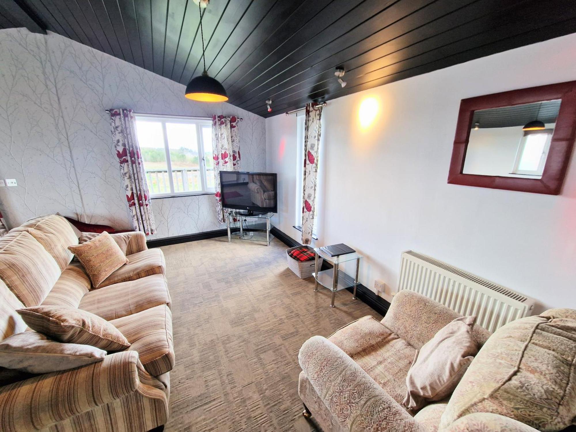 Ochil 9 With Private Hot Tub - Fife - Loch Leven - Lomond Hills - Pet Friendly Villa Kelty ภายนอก รูปภาพ