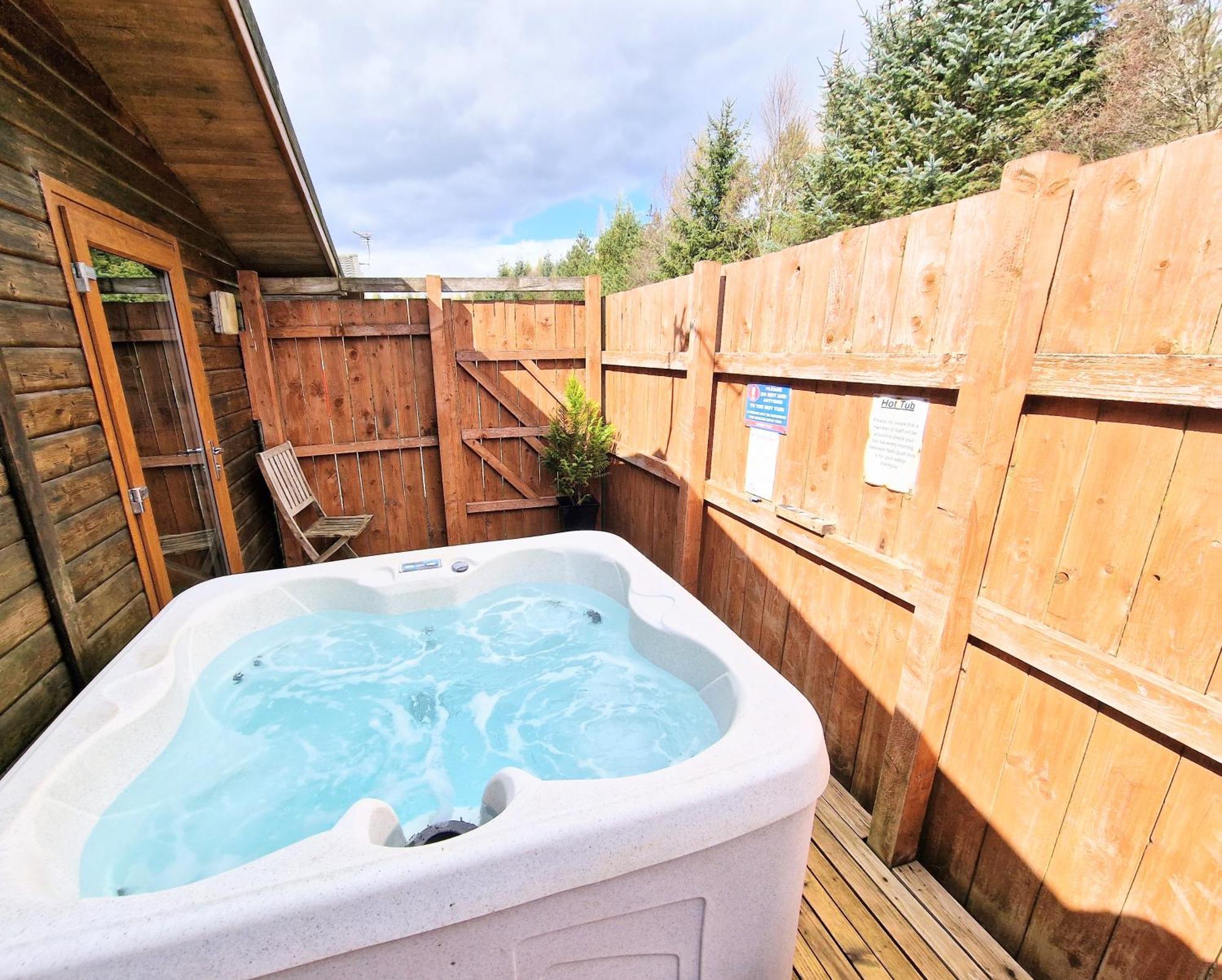 Ochil 9 With Private Hot Tub - Fife - Loch Leven - Lomond Hills - Pet Friendly Villa Kelty ภายนอก รูปภาพ